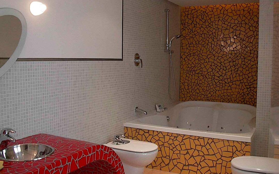 Antiguo- Trencadis para baño a medida con bancada